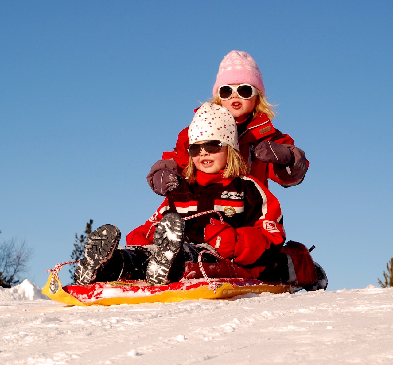 Kinder mit schlitten